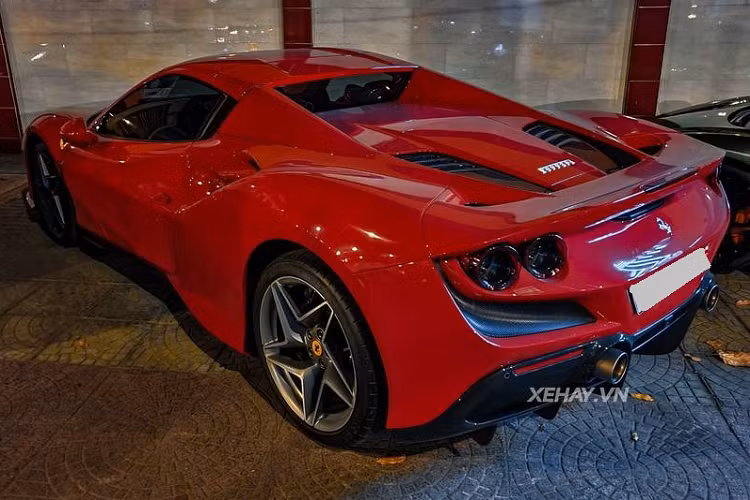 Di chuyển vào bên trong, nội thất của chiếc Ferrari F8 Spider tại Việt Nam được trang bị rất nhiều chi tiết làm từ sợi carbon như khung ghế, ốp trang trí... Cung cấp sức mạnh cho Ferrari F8 Spider là động cơ tăng áp kép V8 3.9 lít tương tự bản coupe F8 Tributo, sản sinh công suất 711 mã lực và mô-men xoắn cực đại 770Nm.