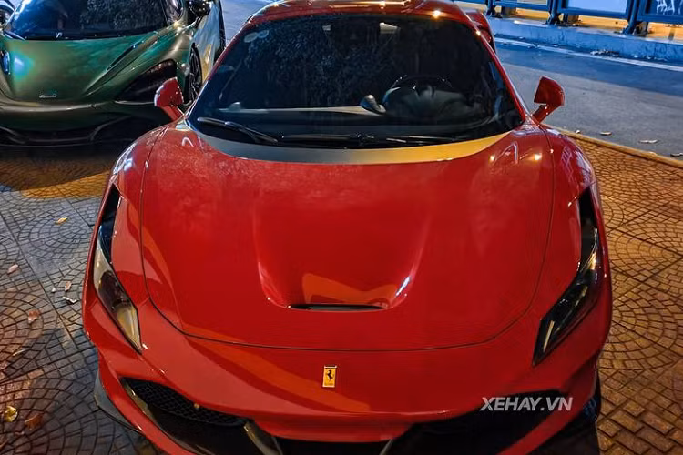 Về ngoại hình, khác với chiếc Ferrari F8 Spider đầu tiên tại Việt Nam mang nước sơn ngoại thất màu vàng nổi bật, chiếc F8 Spider trong bài sở hữu tông màu đỏ Rosso Corsa truyền thống của thương hiệu "ngựa chồm".