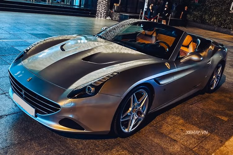  Ferrari California T hàng hiếm trong bài từng định cư ở Hà Nội và được sơn đổi sang màu tím khói ánh hồng đầy mộng mơ, sau đó thì xe ở ẩn khá lâu và lại được đổi sang màu vàng và hiện tại là màu bạc như hình.
