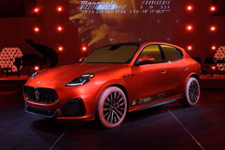 Maserati cho biết họ đã sử dụng một số kỹ thuật bao gồm in laser, dán băng keo, bọc silicone, dập nổi, khắc trên da,…với chất liệu da và Alcantara được sử dụng dày đặc. Một điểm nổi bật khác không thể bỏ qua trong cabin của Maserati Grecale Mission from Mars là cửa sổ trời toàn cảnh in nổi biểu đồ sao, tạo cho người dùng cảm giác như đang ở giữa các thiên hà. 