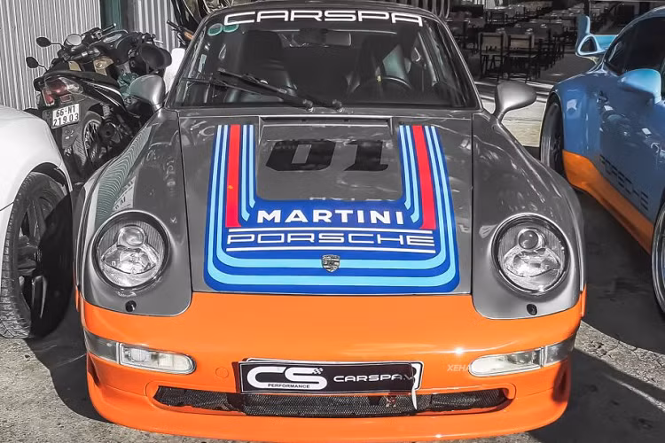 Xe còn được dán tem Martini nhìn trẻ trung, hiện đại, kết hợp với bộ lazang đa chấu sơn màu bạc tạo nên một vẻ ngoài vô cùng ấn tượng. Do vốn xuất thân là một chiếc xe đua nên GT2 gần như không có khoang hành lý ở trước mũi xe, do không gian bên dưới khoang này chỉ đủ để chứa một chiếc túi du lịch cùng bộ dụng cụ sửa chữa đi kèm.