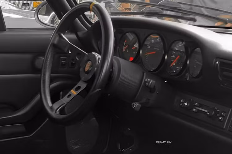 Nằm ở phía sau của 911 GT2 là khối động cơ 6 xi-lanh nằm ngang 3.6l tăng áp kép, đạt công suất tối đa lên tới 444 mã lực tại 6.000 vòng/phút, mô-men xoắn 585 Nm tại 3.500 vòng/phút.