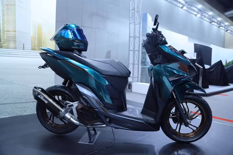 Điểm nhấn đầu tiên của phiên bản độ này chính là màu sắc bên ngoài. Theo đó, xe được dán đề-can màu xanh bóng bẩy và đi kèm những điểm nhấn màu đồng trên yếm trước, chắn bùn, thân xe, vành la-zăng hay tản nhiệt.