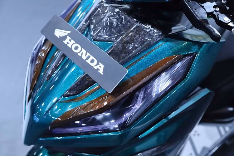 Những thay đổi tiếp theo của Honda Vario 125 Hyper Sporty nằm ở yên xe, ống xả và chắn bùn sau. Trong đó, chắn bùn sau được cắt ngắn so với Honda Vario 125 2022 nguyên bản.