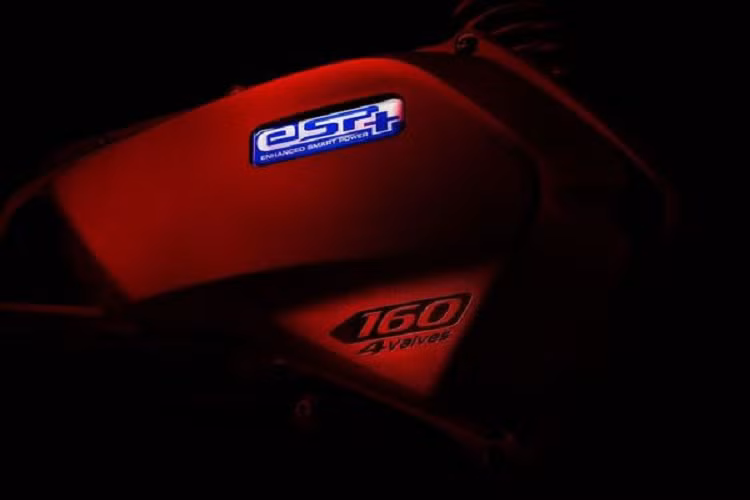 Về ngoại hình, Honda ADV 160 thế hệ mới sẽ mang nhiều nét tương tự “đàn anh” ADV 350. Xe vẫn mang kiểu dáng xe ga touring kết hợp các đường nét cơ bắp, bụi bặm. Nổi bật hai bên yếm xe là ốp cánh gió màu đen giúp ngoại hình xe thêm thể thao, ống xả của xe cũng có thiết kế tương tự như ADV 350.