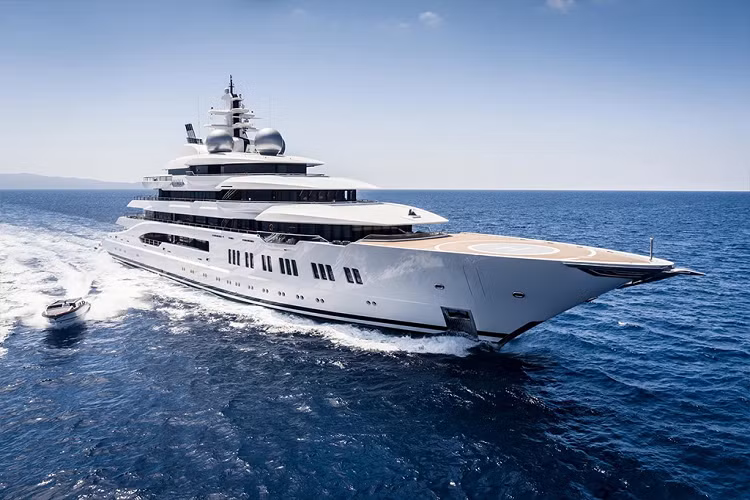 Theo thông tin được trang Business Insider, chiếc siêu du thuyền Megayacht cao 106 mét có vẻ như đang trên đường tháo chạy về bờ Đông nước Nga. Các nền tảng theo dõi hàng hải toàn cầu cho thấy chiếc Megayacht này đang băng qua Thái Bình Dương một cách bất thường. Trước đó 18 ngày, Amadea đã rời Mexico và được định vị ở gần Fiji trong chuyến hải trình nhiều khả năng là hướng tới thành phố cảng Vladivostok. 