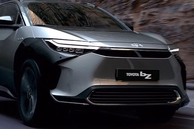 Toyota bZ4X chạy điện được phát triển dựa trên cơ sở gầm bệ e-TNGA dành riêng cho ô tô điện. Xe có 2 phiên bản là dẫn động cầu trước FWD và dẫn động 4 bánh toàn thời gian AWD. Trong đó, bản FWD sử dụng 1 mô-tơ điện nằm trên cầu trước, tạo ra công suất tối đa 201 mã lực và mô-men xoắn cực đại 265 Nm. Nhờ đó, Toyota bZ4X FWD có thể tăng tốc từ 0-100 km/h trong thời gian 8,4 giây và đạt vận tốc tối đa 160 km/h.