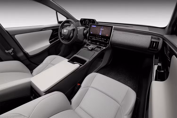 Là sản phẩm do Toyota phát triển chung với Subaru, bZ4X sở hữu kích thước cụ thể bao gồm chiều dài 4.690 mm, chiều rộng 1.860 mm, chiều cao 1.650 mm và chiều dài cơ sở 2.850 mm. Ngoài ra, xe còn có trọng lượng từ 1.920 - 2.005 kg, tùy phiên bản.