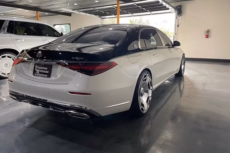 Mặc dù không thể so với cỗ máy V12 "máu chiến" trên dòng S680, tuy nhiên chiếc Maybach S580 sang trọng này cũng thừa đủ sức mạnh, đồng thời đem lại cho chủ xe sự thoải mái trên mỗi cung đường, với bộ ghế Executive tích hợp hàng loạt bài massage thư giãn. Cùng với đó, chiếc Maybach S580 này còn cung cấp cho chủ nhân đầy đủ các trang bị tiêu chuẩn của một phòng lounge hạng sang, với tủ lạnh trữ rượu và hoa quả, hay bàn làm việc dạng gấp gọn.