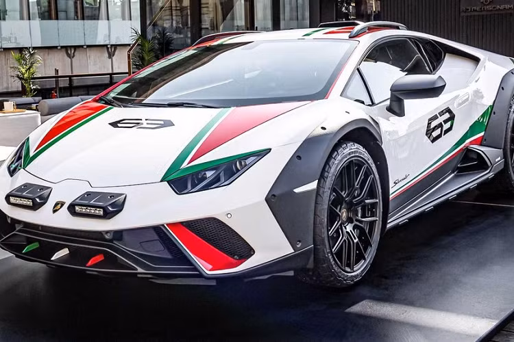 Nhân dịp giải vô địch bóng đá World Cup 2022 hiện đang diễn ra tại Qatar, hãng Lamborghini đã mang phiên bản chạy địa hình của siêu xe Huracan đến đây để giới thiệu với giới nhà giàu Trung Đông. "Siêu bò" chạy địa hình này được gọi bằng cái tên Lamborghini Huracan Sterrato 2023 mới.