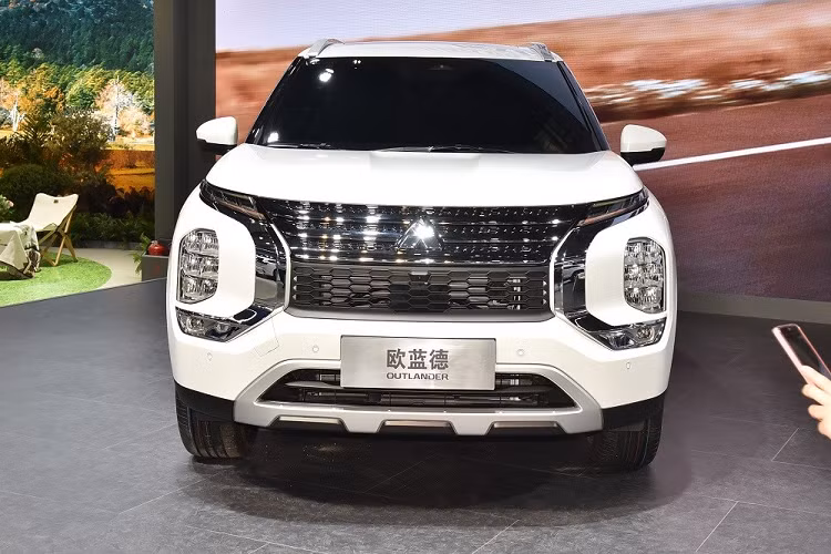 Ngoài ra ở những thị trường khác, mẫu xe SUV Mitsubishi Outlander 2022 còn có hệ truyền động plug-in hybrid, bao gồm máy xăng 4 xi-lanh, dung tích 2.4L, 2 mô-tơ điện nằm trên 2 cầu và cụm pin lithium-ion 20 kWh. Mô-tơ điện trên cầu trước có công suất tối đa 114 mã lực và con số tương ứng của mô-tơ còn lại là 134 mã lực.