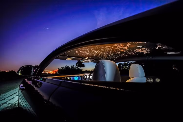 Chưa hết, táp-lô của Rolls-Royce Wraith Eagle VIII còn tái hiện lái khung cảnh từ trên máy bay nhìn xuống với quang cảnh đầy ánh sáng của ở thời điểm hiện tại, các kỹ sư của hãng xe Rolls-Royce đã sử dụng gỗ bạch đàn hun khói, sau đó phủ lên đó một lớp vàng trước khi dát bạc và đồng ở mặt trên để tạo ra chi tiết này. 