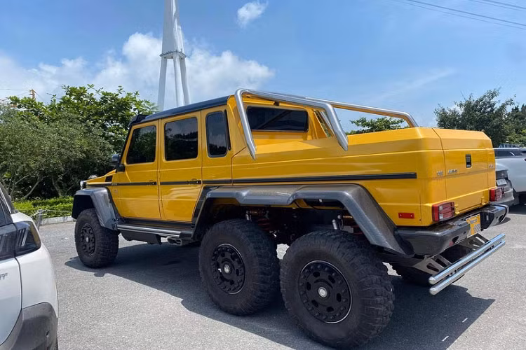Mới đây, thông tin chiếc Mercedes-Benz G63 AMG 6x6 độc nhất Việt Nam đang được rao bán nhận được nhiều sự quan tâm. Hiện chiếc xe Mercedes-Benz G63 AMG 6x6 này được chào bán trên 1 triệu đô la (tương đương hơn 24 tỷ đồng) trên sàn xe cũ.