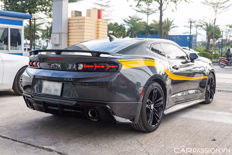 Hiện chiếc giá xe Chevrolet Camaro 2016 độ phiên bản hiệu năng cao ZL1 này đang được ráo bán ở mức gần 1,9 tỷ đồng. Đây được xem là mức giá khá "vừa miếng" cho những dân chơi đam mê dòng xe thể thao cơ bắp Mỹ.