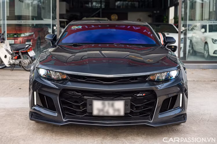 Đây là chiếc Camaro đã được chủ nhân nâng cấp nội/ngoại thất của phiên bản hiệu năng cao ZL1 mang đến nhiều chi tiết khác biệt so với tiêu chuẩn.