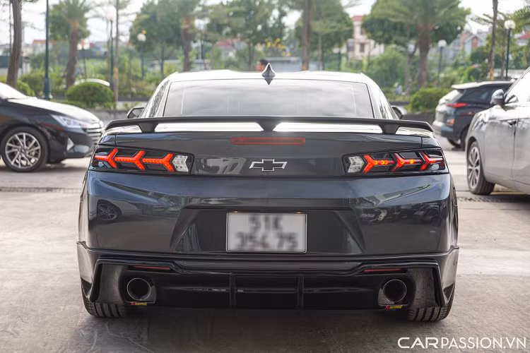 Chevrolet Camaro sở hữu kích thước Dài x Rộng x Cao lần lượt là 4.783 x 1.897 x 1.349 (mm), chiều dài trục cơ sở đạt 2.812 mm. Thân xe được trang trí một đường màu vàng chạy ngang thân xe uống lượn theo những đường gân. Logo biểu tượng của Camaro đặt tại gần cửa xe.