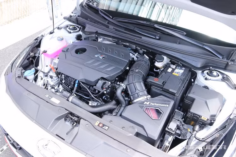 Xe có phần đuôi khác biệt hoàn toàn với Elantra N-Line 2022, với cánh gió đuôi cỡ lớn gắn cố định trên cao, mang đến tính thẩm mỹ cho xe. Đồng thời, xe có dải đèn LED nối liền và kéo dài sang hai bên, tạo hình chữ H, trở thành điểm nhấn độc đáo như một logo di động kích cỡ lớn.