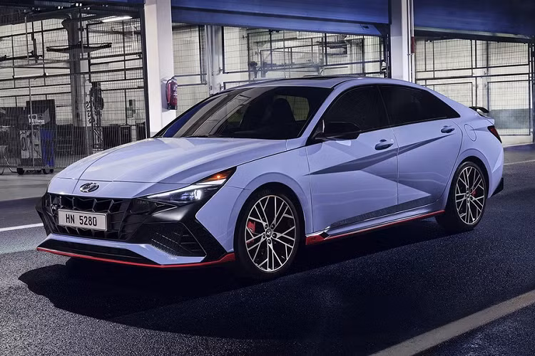 Hyundai Elantra 2022 mới đã ra mắt Việt Nam với sự thay đổi hoàn toàn về thiết kế, bổ sung thêm nhiều trang bị hiện đại cùng phiên bản thể thao N-Line. Tuy nhiên, xuất hiện ở cục đăng kiểm khí thải lần này không phải phiên bản N-Line mà thuộc hẳn bản Hyundai Elantra N 2023 mới với ngoại hình, nội thất và động cơ vượt xa 4 phiên bản Elantra 2022 đang bán chính hãng.