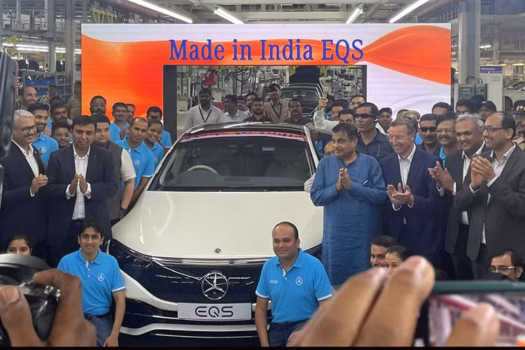 Tại thị trường Ấn Độ, giá xe Mercedes-Benz EQS 580 4Matic 2022 có mức bán ra từ 188.153 USD (khoảng 4,32 tỷ đồng). Dự kiến, khi được xuất khẩu sang các nước châu Á, mức giá xe sẽ rẻ hơn khá nhiều so với việc nhập khẩu trực tiếp từ Đức.