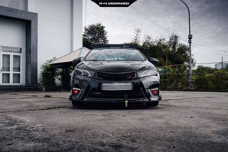 Và chiếc Toyota Corolla Altis của dân chơi Đồng Nai này là một trong số ít những xe được độ lại theo phong cách xe đua đường phố.