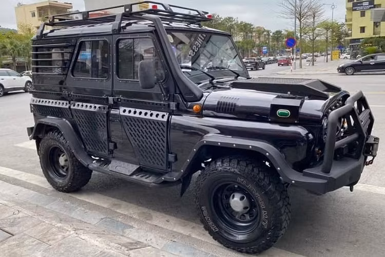  UAZ Hunter của Nga là thế hệ kế tiếp của mẫu UAZ 469 huyền thoại, được bán tại Việt Nam từ năm 2016. Tuy nhiên, năm 2018 đại lý tại Việt Nam bất ngờ ngừng cung cấp các mẫu xe UAZ từ chính hãng. Vào thời điểm mới ra mắt, UAZ Hunter đã tạo ra những ấn tượng riêng cho mình, minh chứng là ngoài những bản máy xăng, máy dầu, thì những bản độ đã dần xuất hiện tại Việt Nam nhằm đáp ứng nhu cầu chơi xe địa hình của khách hàng. Trong đó, gây ấn tượng nhất chính là phiên bản UAZ Hunter được "độ" sẵn từ Nga về với tên gọi "Chase".