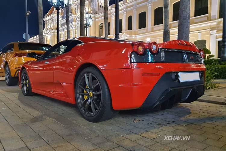 Siêu xe 430 Scuderia có thể tăng tốc từ 0 - 100 km/h chỉ trong 3,6 giây trước khi đạt vận tốc tối đa 319 km/h.