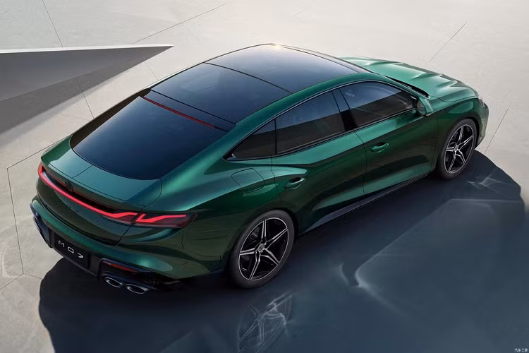 Cuối cùng là hệ truyền động plug-in hybrid (PHEV) mạnh hơn, dự kiến ra mắt vào giữa năm sau. Thông tin về phiên bản PHEV của MG7 mới vẫn chưa được công bố.