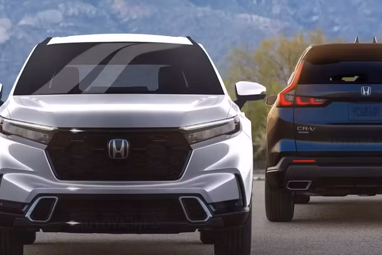  Honda CR-V 2023 mới sở hữu thiết kế với lưới tản nhiệt lớn hơn, trang bị đèn pha full-LED, cản trước được sửa đổi. Tổng thể khoẻ khoắn hơn với những đường nét thẳng cứng cáp hơn so với thế hệ cũ. Ngoài ra, cụm đèn hậu CR-V 2023 vẫn mang phong cách tương đồng với thế hệ cũ, nhưng được đồ họa lại hình chữ “L” và góc cạnh hơn.