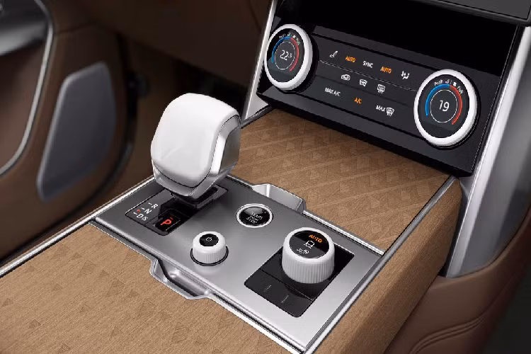 Phiên bản Range Rover SV có biến thể Trục cơ sở kéo dài (LWB), và lần đầu tiên có tùy chọn cấu hình năm chỗ ngồi. Lựa chọn động cơ V8 tăng áp kép mượt mà đạt công suất lên tới 530PS. Động cơ V8 mới giúp tiết kiệm nhiên liệu hơn 17% và tạo ra mô-men xoắn lớn hơn 50Nm so với động cơ V8 siêu nạp 5,0 lít trước đó, giúp Range Rover SV mới đạt đến tốc độ tối đa 261km/h.