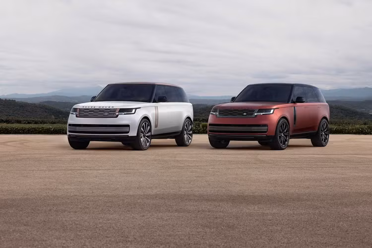 Hơn 2 triệu cấu hình riêng lẻ đã được khách hàng xây dựng tại trang web chính thức của Land Rover, tạo nên làn sóng đặc biệt về sức hút của mẫu SUV sang trọng nguyên bản này trên toàn cầu. Nick Collins, Giám đốc Điều hành các Chương trình Xe của Jaguar Land Rover, cho biết: “Range Rover mới là chiếc SUV hạng sang đáng mơ ước, thanh lịch và có khả năng vận hành tốt nhất trên thế giới”.