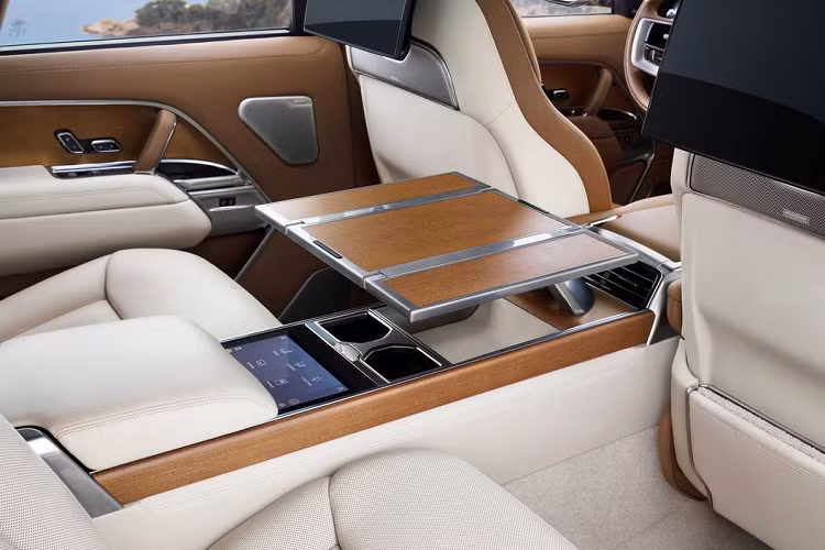 Khách hàng lựa chọn biến thể LWB cũng có tùy chọn SV Signature Suite bốn chỗ, đại diện cho thiết kế nội thất SV đỉnh cao. Thiết kế bệ trung tâm trang nhã và sang trọng xuyên suốt từ trước đến sau dọc theo chiều dài của cabin và tiện nghi hơn nhờ Bàn Làm Việc Thượng Hạng đóng mở bằng điện, khay đựng ly điều khiển bằng điện và tủ lạnh tích hợp với ly pha lê Dartington khắc chữ SV.