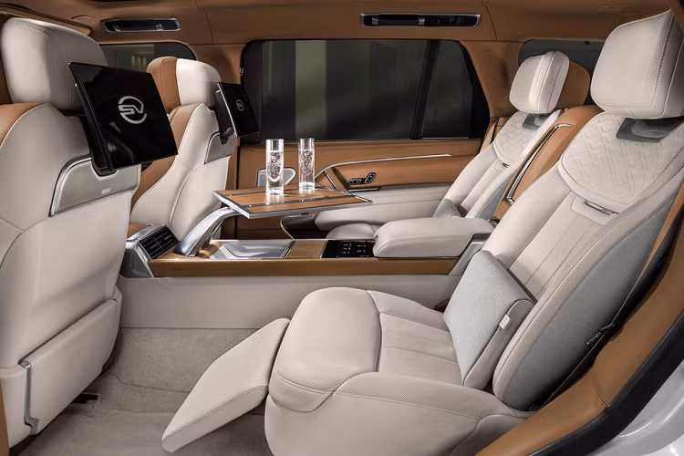 Thừa hưởng hình ảnh từ gia đình SVAutobiography, mẫu xe SV đầu bảng tiếp tục nâng cấp lên từ sự hiện đại ngoạn mục, tinh tế vượt trội và khả năng vận hành vô song của Range Rover Mới, với các chi tiết thiết kế đặc biệt dành riêng cho phiên bản SV cùng các lựa chọn vật liệu xuyên suốt. Theo ước tính, có tới 1,6 triệu cấu hình khả thi dành cho phiên bản Range Rover SV Mới mà khách hàng có thể xây dựng2.