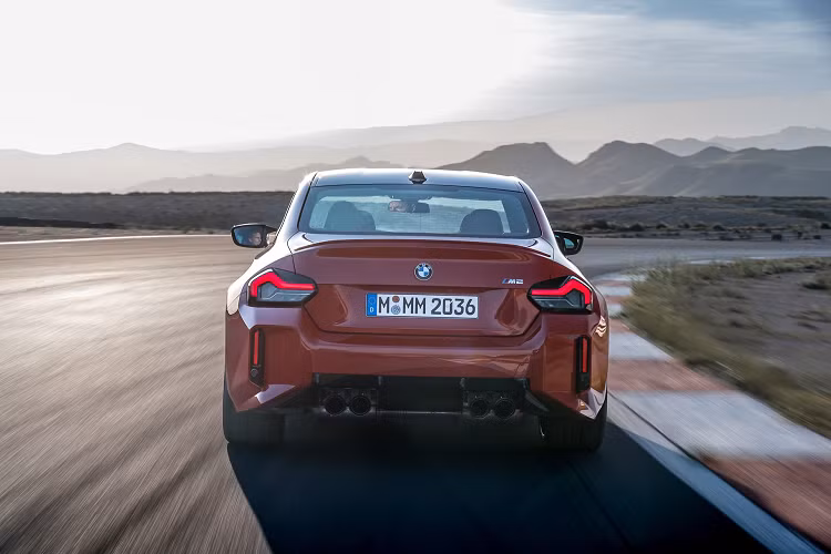 BMW M2 2023 mới có phần cản trước được sửa đổi hoàn toàn với các lưới tản nhiệt không viền vuông vức, hai hốc gió bên cản cũng được thiết kế với những nét vuông vức khác biệt với sự mềm mại vốn có của những chiếc BMW.