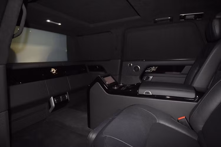 Không chỉ sở hữu không gian rộng rãi, Range Rover Autobiography XXL Limousine còn ngập tràn tiện nghi với dàn âm thanh thượng hạng, vách ngăn bằng kính có thêm rèm, giữa 2 hàng ghế có màn hình điều khiển tất cả mọi thứ từ ghế ngồi, điều hòa, giải trí,... .