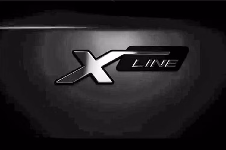 Bên sườn, Kia Sonet X-Line 2023 được trang bị bộ vành hợp kim với đường kính 16 inch mới, sơn 2 màu đen - bạc. Đằng sau vành la-zăng là cùm phanh được sơn màu bạc. Trên cửa còn có thêm nẹp màu bạc mới để trang trí. Trong khi đó, đường chân kính và tay nắm cửa của mẫu SUV hạng A này không mạ crôm như các phiên bản còn lại mà sơn màu xám nhám. Cuối cùng là logo "X-Line" mới trên cửa cốp sau.