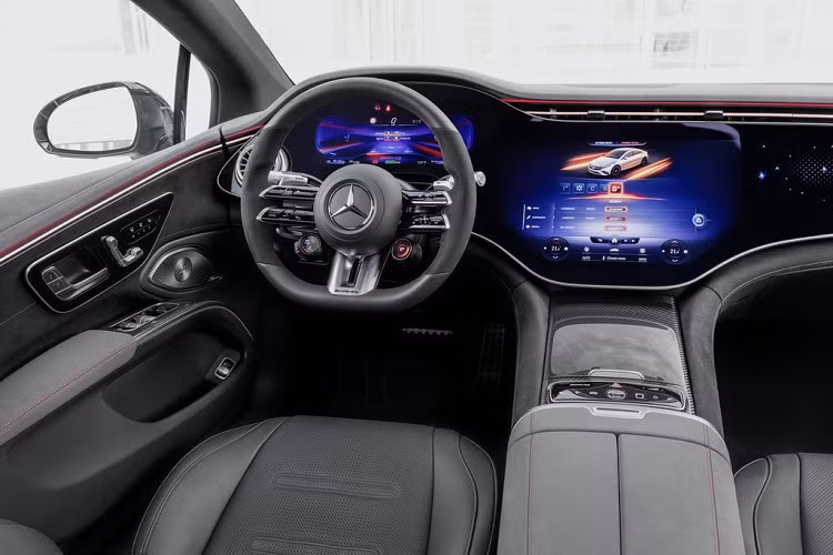 Khi được nâng cấp với gói trang bị AMG Performance Package trị giá 8.995 bảng Anh, sức mạnh của EQS 53 sẽ tăng lên 751 mã lực và 1.020 Nm momen xoắn. Khả năng tăng tốc từ 0 - 100 km/h cũng ấn tượng hơn với chỉ 3,4 giây, trong khi vận tốc tối đa là 249 km/h. Với bộ pin 107,8 kWh, phạm vi hoạt động của Mercedes-AMG EQS 53 được công bố là 358 dặm (~ 576 km) theo chu trình thử nghiệm WLTP.