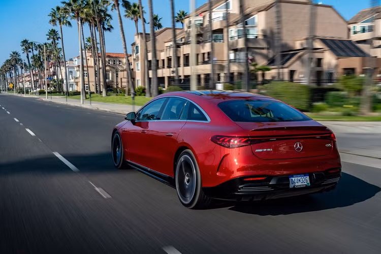 Tuy nhiên, mẫu xe này vẫn đắt hơn đáng kể so với bản tiêu chuẩn Mercedes-EQS 450+ Premium đang được bán tại Mỹ có giá từ 102.310 USD (~2,34 tỷ VNĐ). Nhưng đổi lại, khách hàng sẽ có một chiếc xe sở hữu khả năng vận hành vượt trội, bộ bodykit thể thao và vô số trang bị tiêu chuẩn.