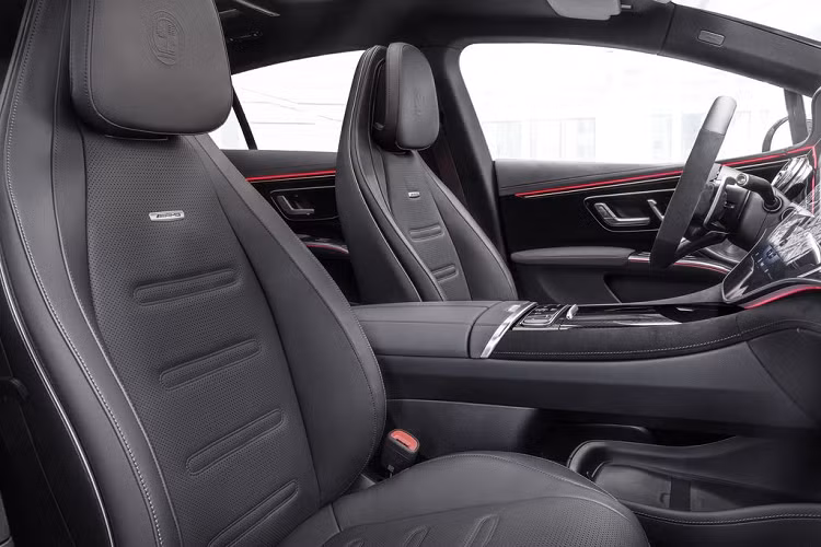 Tại thị trường Mỹ, Mercedes-AMG EQS có hai bản trang bị là Exclusive và Pinnacle. Cả hai bản trang bị đều sở hữu: hệ thống ba màn hình thông tin giải trí MBUX Hyperscreen 56 inch, màn hình hiển thị thực tế tăng cường với đồ họa đặc biệt từ AMG và gói hỗ trợ lái xe nâng cao ADAS. Tiếp đến là nội thất bọc da, hệ thống ghế ngồi tích hợp các tính năng sưởi/làm mát/massage và tựa đầu, âm thanh vòm Burmester.