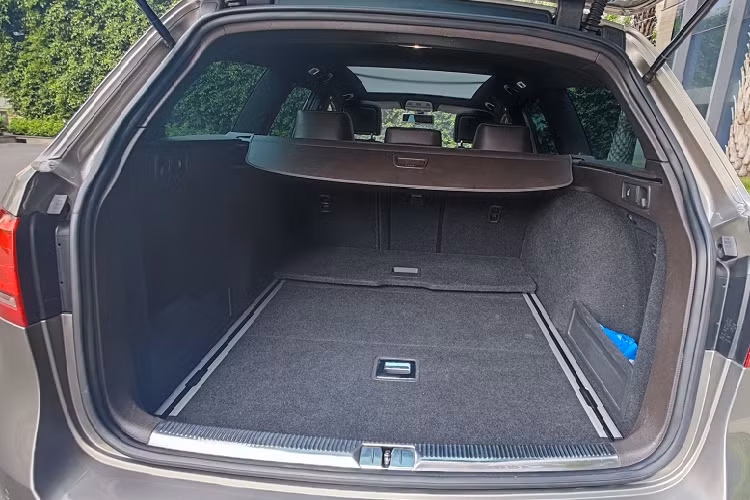 Nhìn chung, Volkswagen Passat Variant đời 2015 này là một lựa chọn chơi xe độc đáo dành cho khách hàng chịu chơi, thích chơi “của lạ” và đặc biệt là muốn trải nghiệm xe wagon, khi mà thị trường Việt ít có dòng xe wagon mới phân phối chính hãng, trước đó có dòng Subaru Levorg 1.6 GT-S có giá bán chính hãng 1,489 tỷ đồng ở thời điểm năm 2016.
