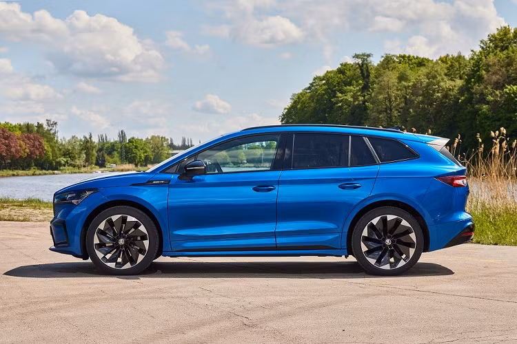 Tương tự bản Sportline, Skoda Enyaq RS iV cũng được trang bị vô lăng 3 chấu. Thêm vào đó là mặt táp-lô và ghế bọc chất liệu giống da lộn Suedia. Chỉ khâu và đèn viền nội thất của phiên bản này có màu "tông xuyệt tông" với ngoại thất. Trong khi đó, tựa đầu ghế trước được thêu dòng chữ "RS". Không thua kém các mẫu xe cùng thương hiệu, Skoda Enyaq iV cũng có khá nhiều trang bị an toàn.