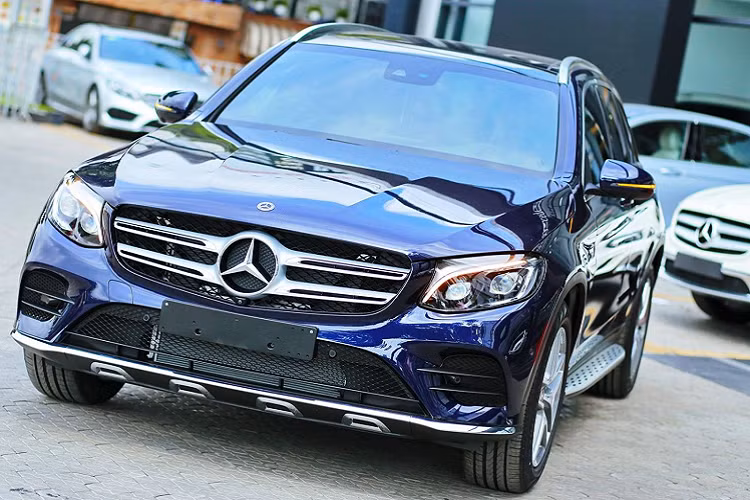 Cung cấp “sức mạnh” cho chiếc Mercedes-Benz GLC 300 2018 là khối động cơ 4 xy-lanh, dung tích 2.0L tăng áp, sản sinh công suất 245 mã lực và mô-men xoắn cực đại 370Nm tại 1.300-4.000 vòng/phút.