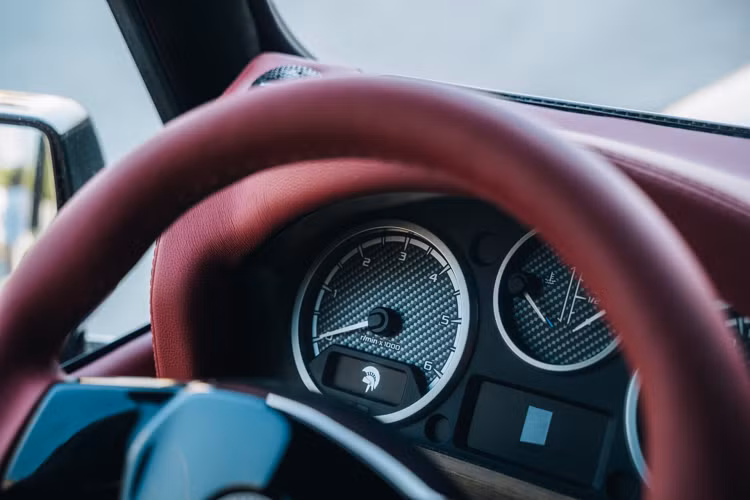 Hệ thống thông tin giải trí Alpine cũng được trang bị cùng với Apple CarPlay và Android Auto, cũng như hệ thống âm thanh sáu loa được nâng cấp với một loa siêu trầm.