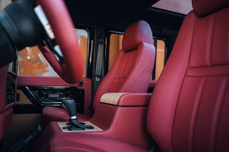 Hệ thống treo của Land Rover Defender offroad mới này cũng được tăng hành trình lên 35 mm. Theo Ares Design, động cơ 4 xy-lanh nguyên bản đã được thay mới bằng loại V8 hút khí tự nhiên, dung tích 5.3 lít sản sinh công suất 355 mã lực và mô-men xoắn 519 Nm.