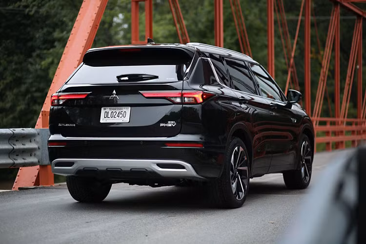Khối động cơ này trên Mitsubishi Outlander PHEV 2023 sản sinh công suất kết hợp là 248 mã lực và mô-men xoắn 450 Nm. So với phiên bản tiền nhiệm, công suất của xe tăng 27 mã lực.