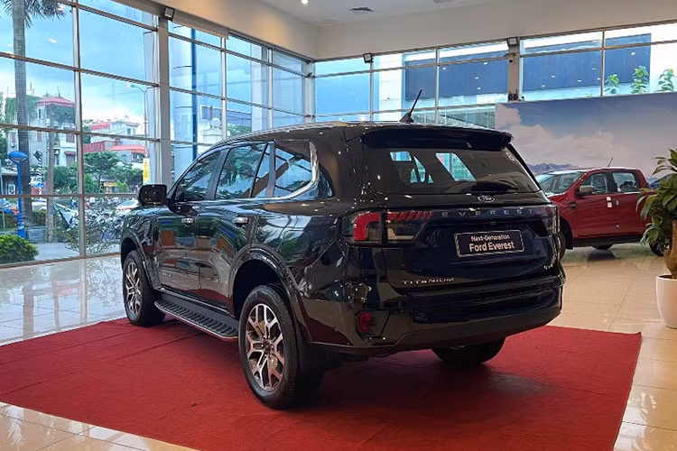 Về khả năng vận hành, Ford Everest 2022 qua trang bị động cơ dầu, tăng áp đơn, dung tích 2.0 lít, sản sinh ra công suất tối đa 167 mã lực và mô-men xoắn cực đại đạt 405 Nm, đi kèm hộp số tự động 6 cấp và hệ dẫn động 1 cầu.