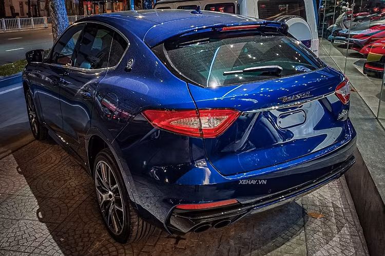 Ghế ngồi của xe được thiết kế ôm người theo phong cách xe đua. Maserati Levante Trofeo mang trong mình khối động cơ V8 3.8L tăng áp kép do chính Ferrari chế tạo. Khối động cơ này sản sinh ra công suất tối đa 590 mã lực và 730 Nm mô-men xoắn cực đại.