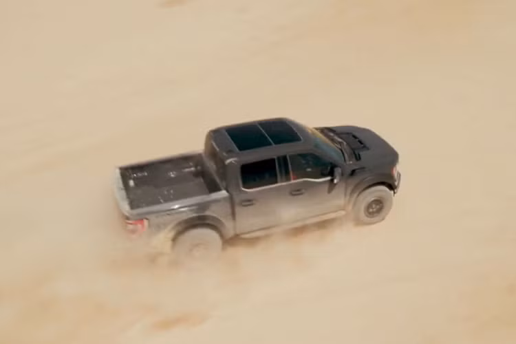 Dự kiến ra mắt vào cuối năm nay, Ford F-150 Raptor R 2023 mới vừa được hé lộ thông qua một đoạn video teaser trên Twitter. Đoạn video này tập trung phô diễn khả năng off-road trên cát lún của siêu bán tải mới.