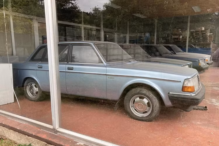 Điều thú vị là cửa hàng ngay bên cạnh đại lý ôtô và cây xăng thì vẫn mở cửa. Những người dân sống quanh khu vực cho biết, chính ngân hàng đã đóng cửa đại lý ôtô này. Nếu đúng như vậy thì đại lý và những chiếc ôtô Volvo 240 bên trong đều thuộc sở hữu của ngân hàng. Đó cũng là lý do vì sao chẳng ai thuyết phục được chủ đại lý bán những chiếc ôtô Volvo trưng bày bên trong.