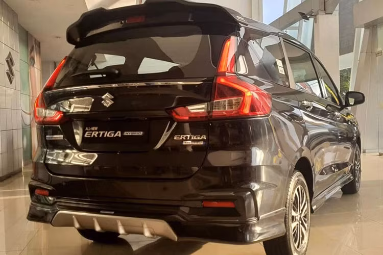 Nếu giá bán xe như đại lý hé lộ là chính xác thì Suzuki Ertiga Hybrid 2023 đắt hơn đáng kể so với trước, nhưng vẫn rẻ hơn các đối thủ như Mitsubishi Xpander, Toyota Avanza Premio hay Toyota Veloz Cross.