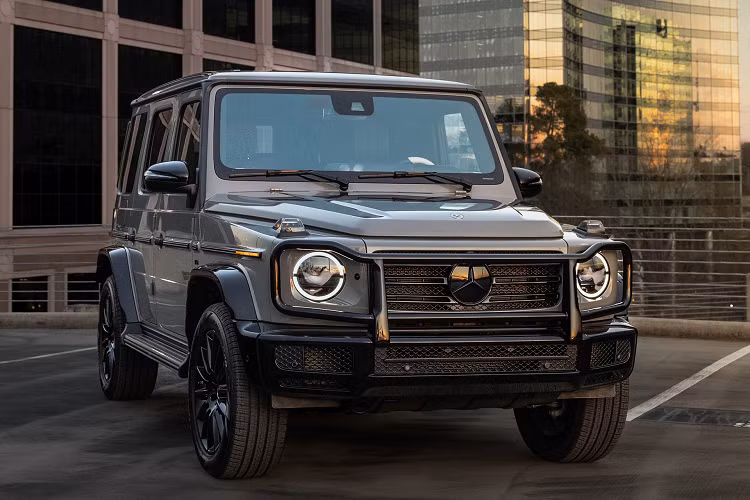 Màu trắng Moonlight White là mã màu mới được hãng xe Đức công bố trên Mercedes-Benz G-Class Edition 550 đặc biệt. Tương phản với ba mã màu này là các chi tiết đen như cản va trước, ốp vòm bánh xe, gương hậu tai xe và bộ vành 20 inch đa chấu. Ngoài màu mới, xe còn có thêm huy hiệu "1 of 200" ở bên ngoài để phân biệt với bản thường.